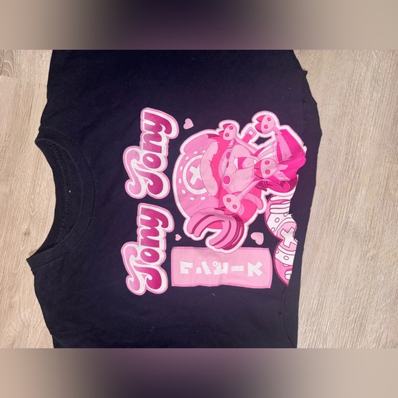 Onepiece Black Crop Top with Pink Graphic - Picture 3 of 4